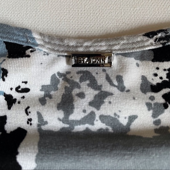 ST JOHN White Gray Black 3/4 Sleeve V-Neck Top Gathered Sides Women’s Medium - Picture 5 of 7